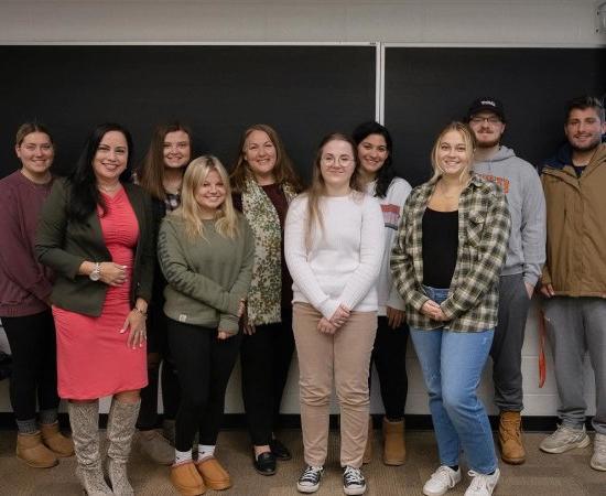 Dr. Diane Wynne，执行董事 of DEI at NYSED visits with Dr. Meredith Madden's Culturally Responsive-Sustaining Education class.