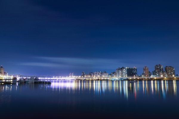 天际线夜水灯