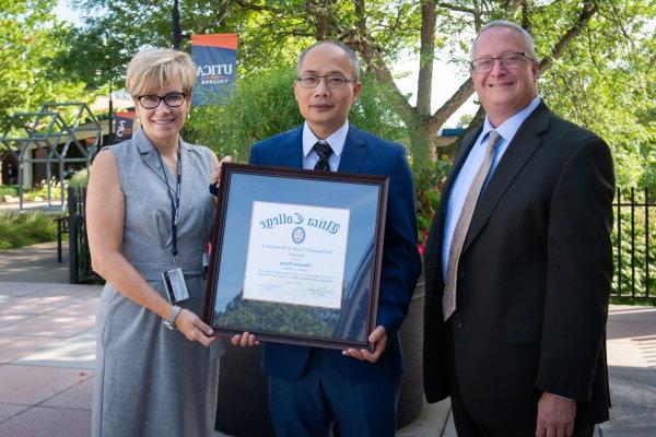 哈罗德·T. 克拉克小. Endowed Professorship award winner Professor Zhadroan Jordan Huang stands with Provost Todd Pfannestiel and President 劳拉Casamento. 