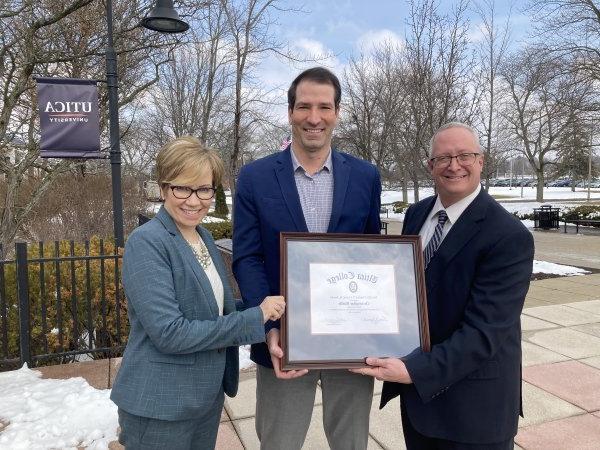 Professor 克里斯托弗·里德尔 receives the prestigious Clark Award, presented by Provost Todd Pfannestiel and President Laura Casamento