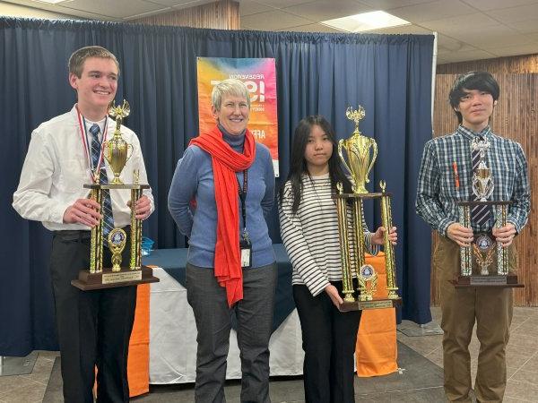 Provost Stephanie Nesbitt stands with winners of the 2024 Regional 科学 Fair.